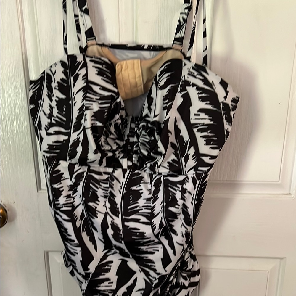 Black and White Leaf Print Swimsuit
